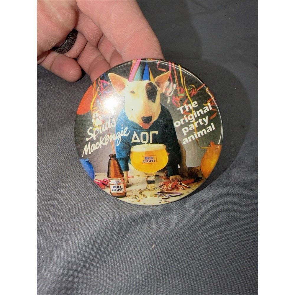 Vintage 1987 Bud Light Spuds Mackenzie Delta Omicron‎ Gamma Button 80s Pin